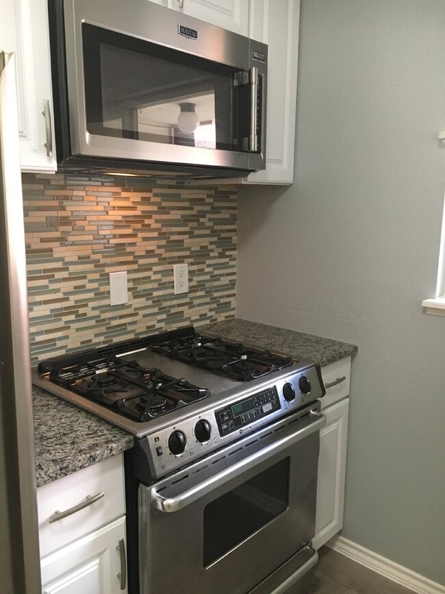 Building Photo - 2BR/1.5BA Remodeled Row Home in Westminster AVAIL 7/15