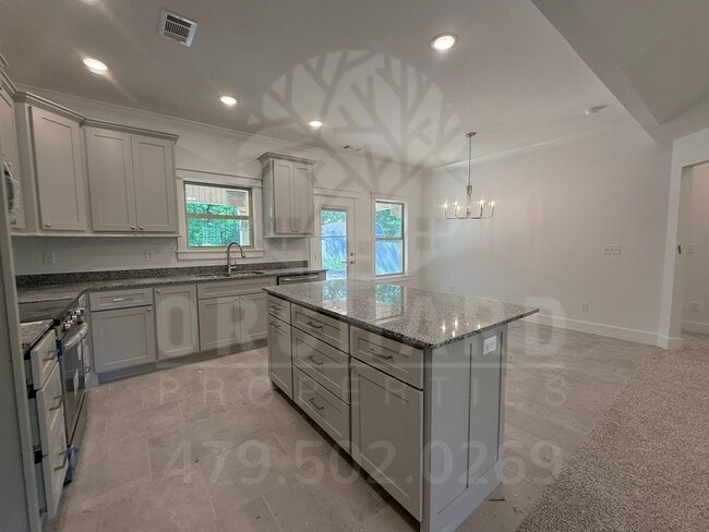 Building Photo - Single-Family Home- 2 Bed/ 2 Bath w/ Hobby...