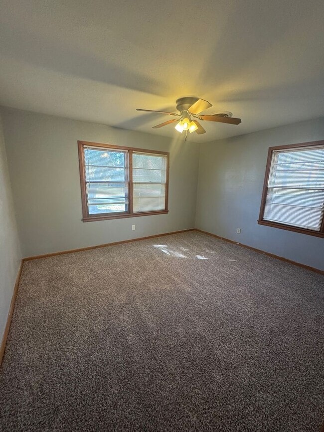 Building Photo - 2218 Rosewood Dr