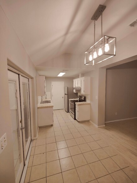 Building Photo - 2803 Pompeii St