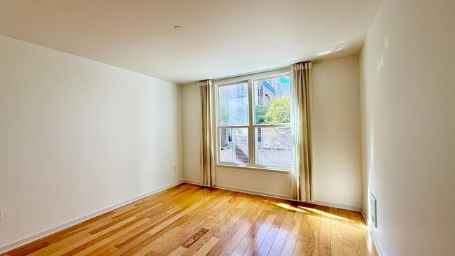 Building Photo - 1BR + Den / 1BA with Private Patio + Parking!