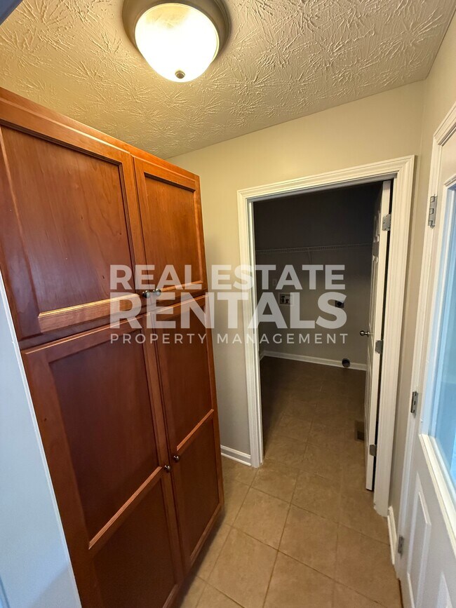 Building Photo - 3083 Lakeview Cir