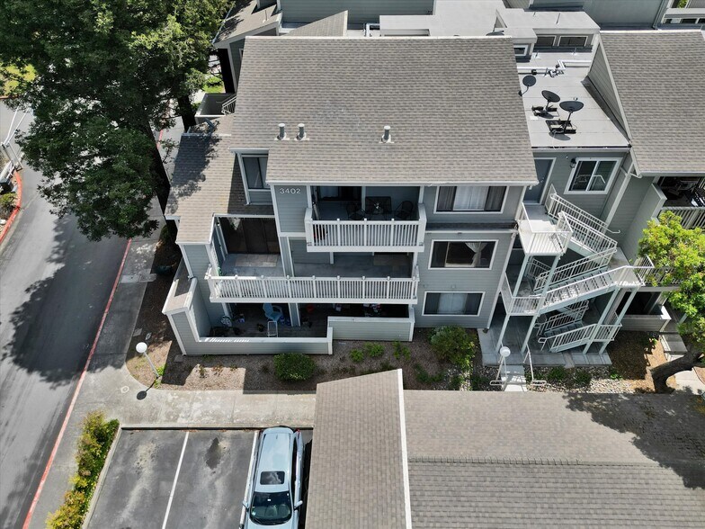 Building Photo - 3402 Pinewood Terrace