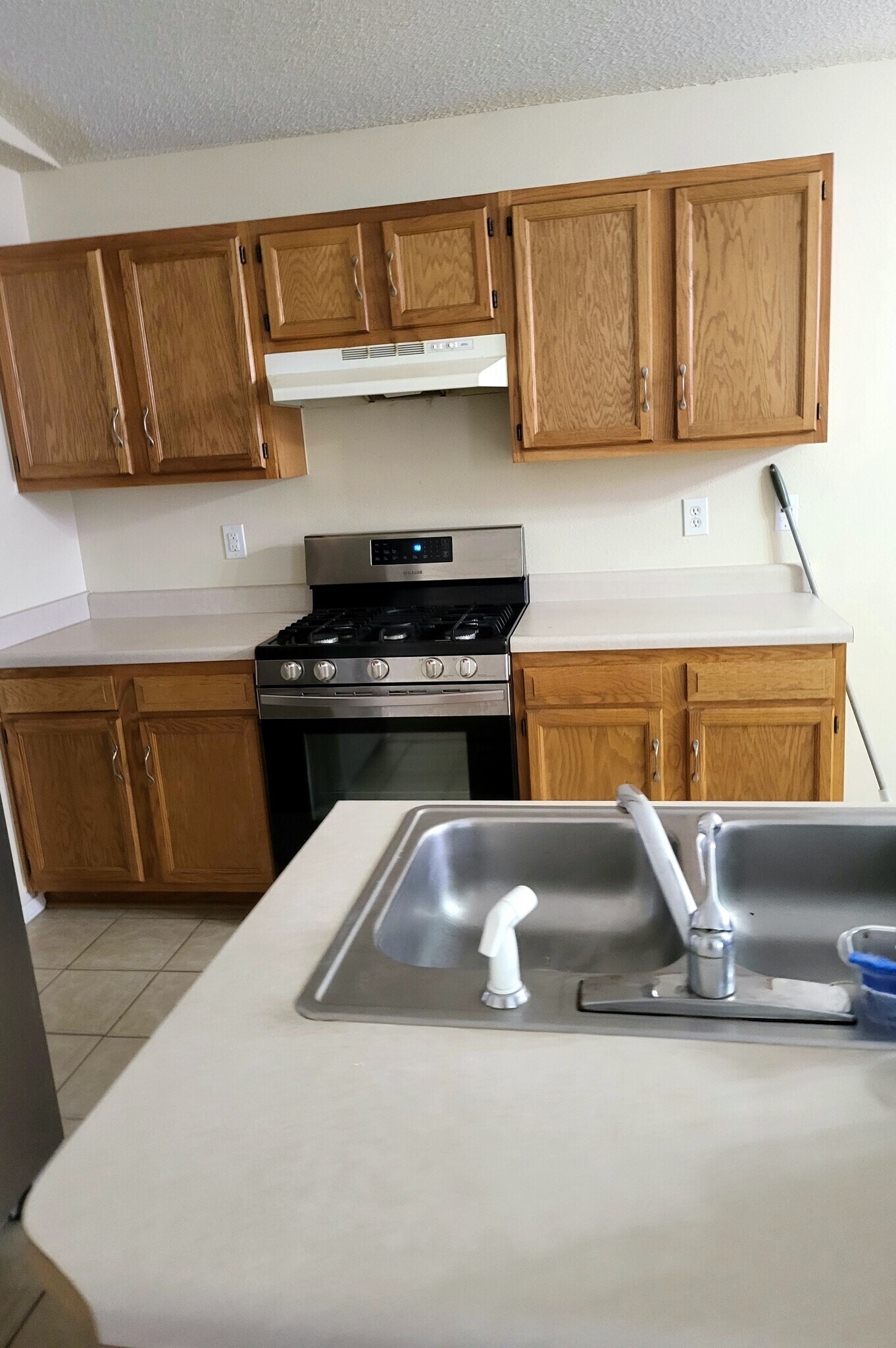 Building Photo - 616 NE Fenway Ave