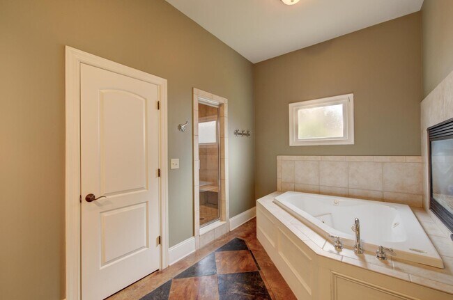 Building Photo - 3786 Rosedale Dr