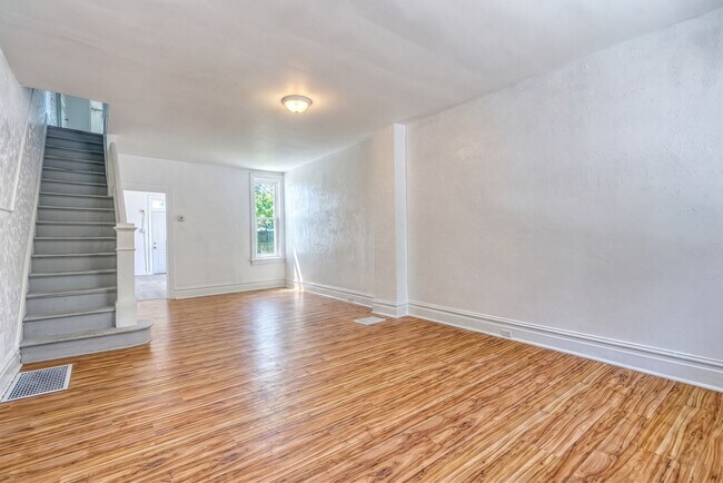 Building Photo - Newly Renovated 3 Bedroom, 1 Bathroom Townhouse