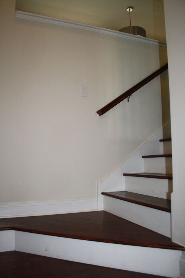 Building Photo - Beautiful Townhome on Peaceful Conservatio...