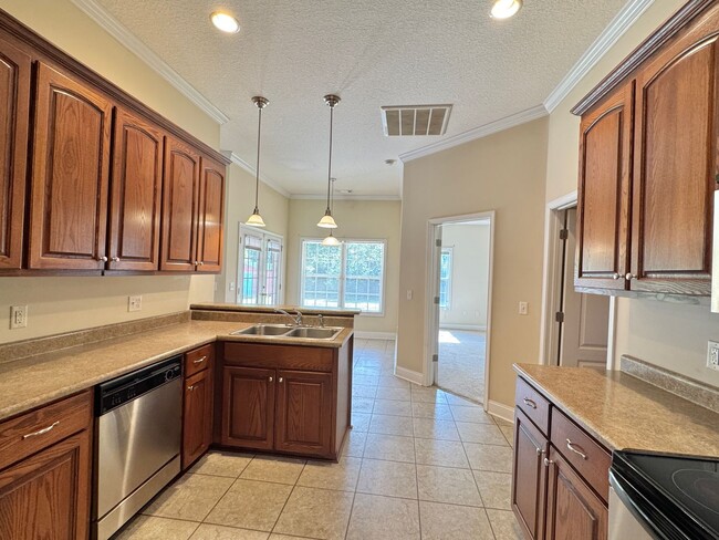 Building Photo - AVAILABLE AUGUST 2025! [PET FRIENDLY]
