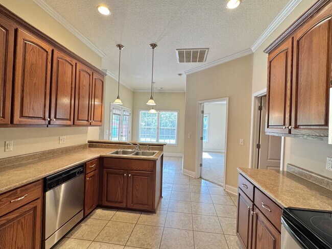 Building Photo - COMING SOON IN MID-AUGUST! [PET FRIENDLY]