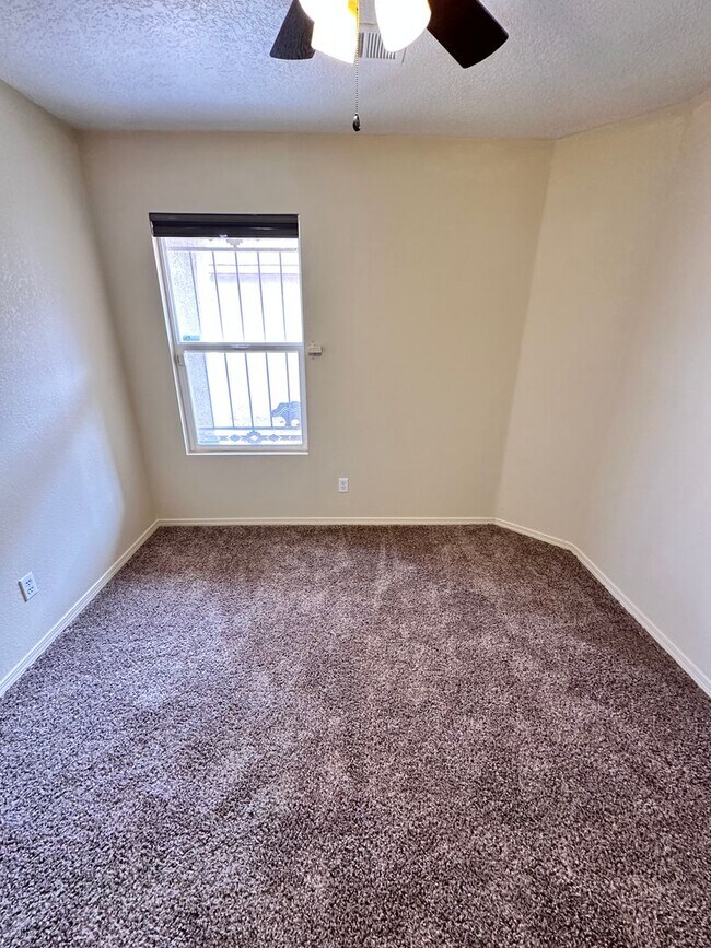 Building Photo - Super cute 3 bed 2 bath home in Huning Ranch