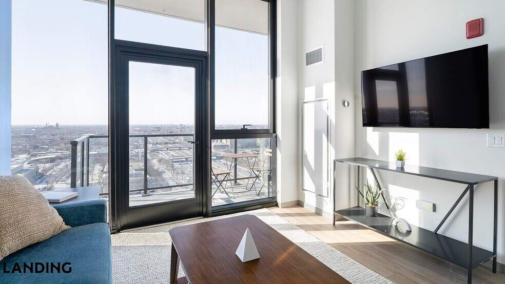 Building Photo - 513 S Damen Ave