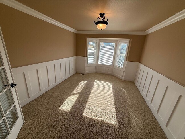 Building Photo - Stunning large 3 bedroom plus bonus rooms ...