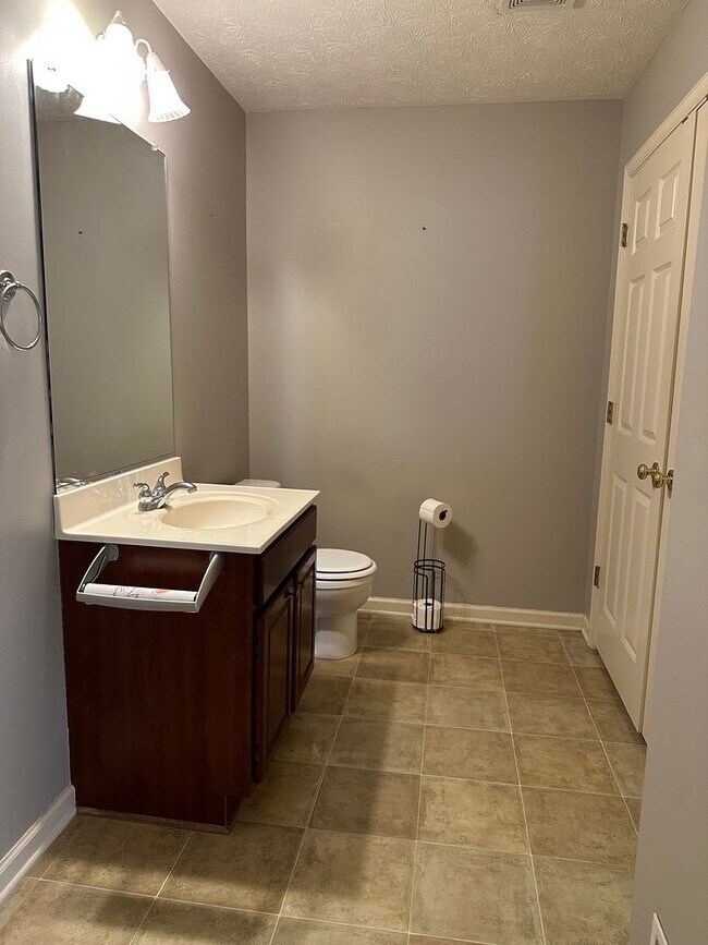 Building Photo - 2066 Honeysuckle Ln