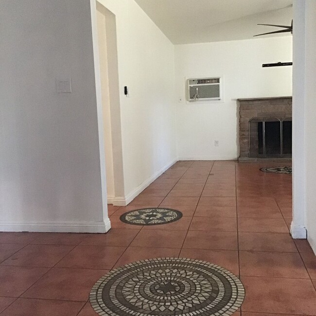 Building Photo - 3 Bedroom Home - Move in Special $200.00 o...