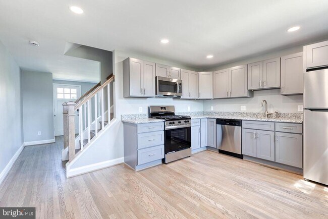 Building Photo - 633 Lucia Ave