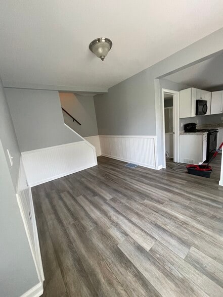 Building Photo - 99 Tillotson St