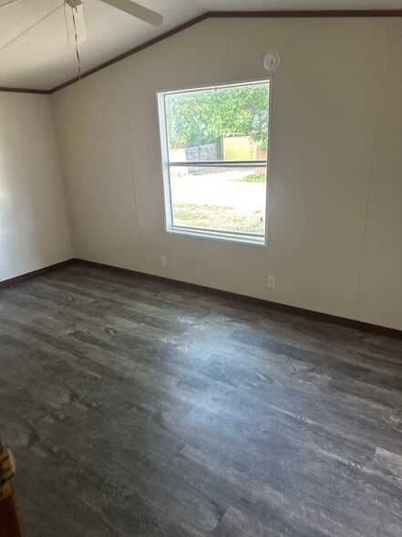 Building Photo - 1095 S Elm St