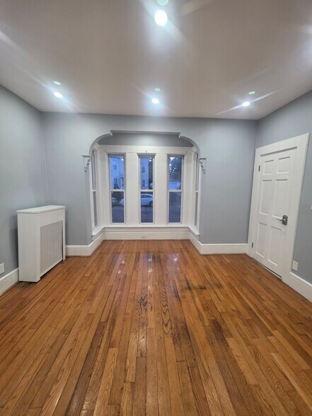 Building Photo - 28 Elm Ave