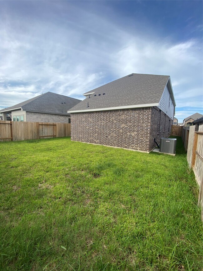 Building Photo - 31323 Balsam Hawk Ln