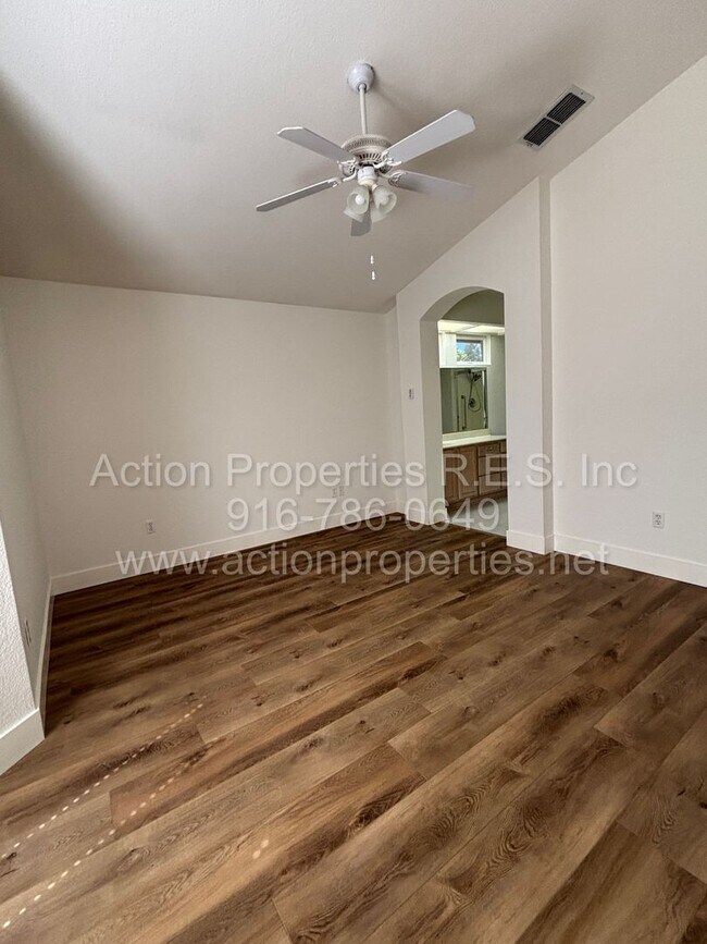 Building Photo - 6000 Buggy Whip Ln