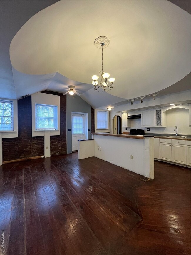 Building Photo - 22 E Main St