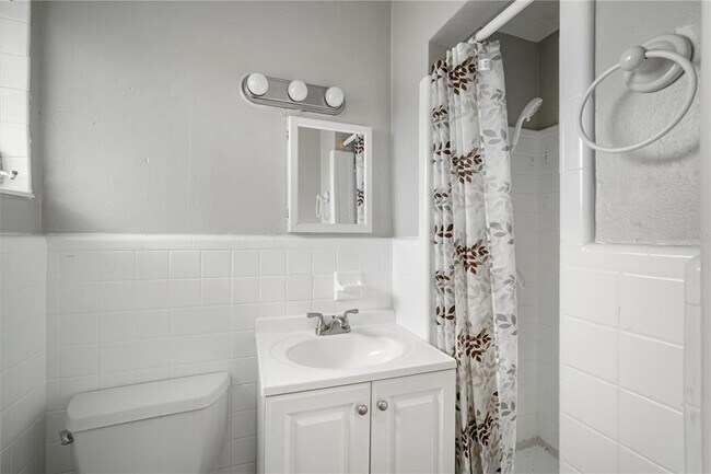 Building Photo - 2540 11th Ave S