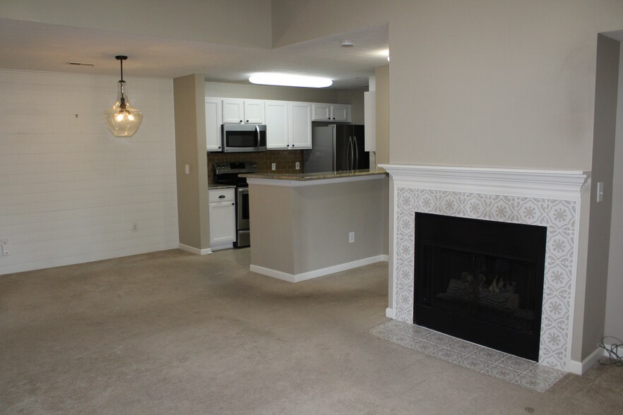 Building Photo - 14943 Lenox Dr