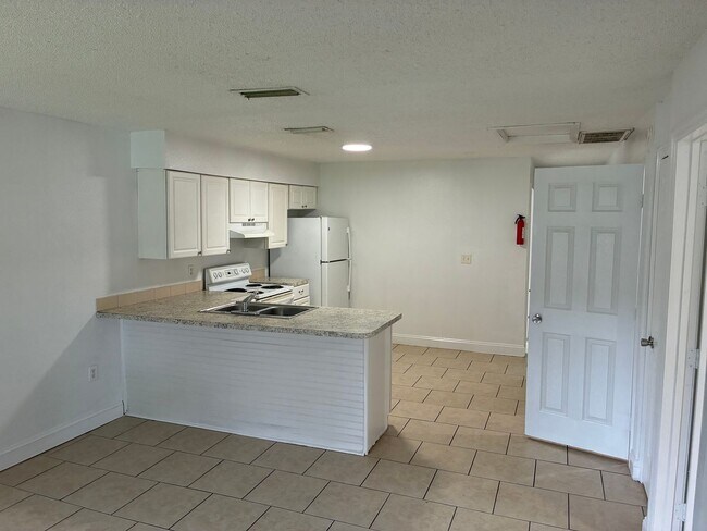 Building Photo - 620-622 Pineville Ln