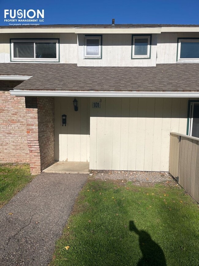 Building Photo - 3 Bedroom/2 Bathroom Condo Right Near Oakledge Park w/Pool!