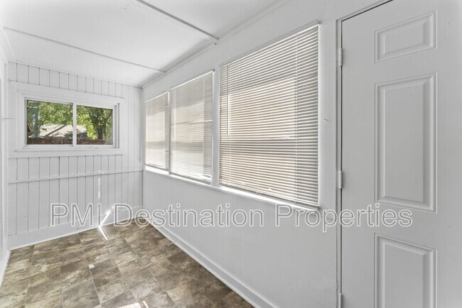 Building Photo - 3201 Creekwood Dr