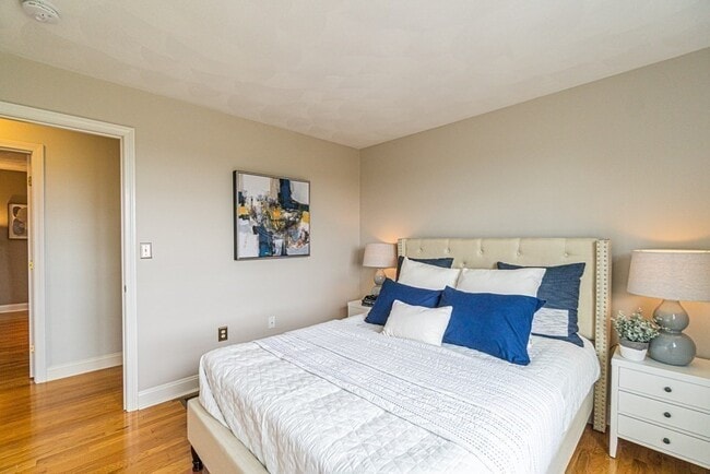 Building Photo - 32 Waltham St