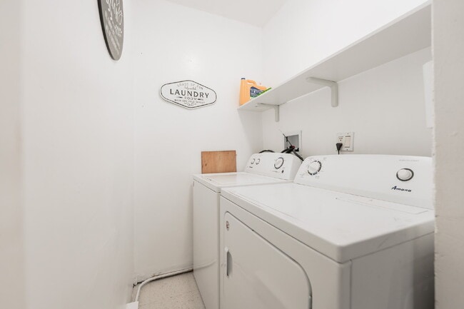 Building Photo - Stylish & Fully Furnished 2-Bedroom in the Heart of Farmington – Flexible Lease Terms!