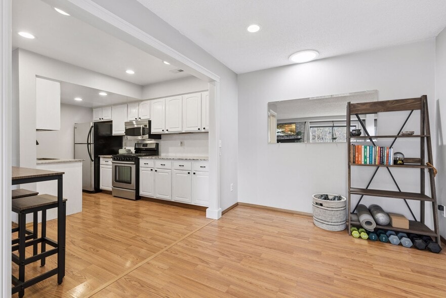 Building Photo - 3620 Independence Ave S