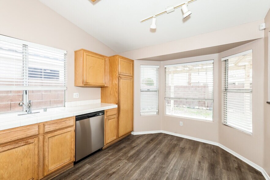 Building Photo - 6111 Grape Blossom Ave