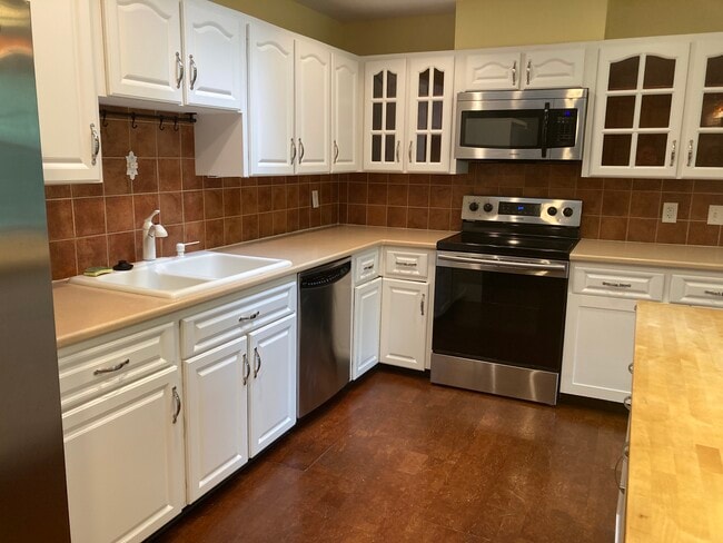 Building Photo - 22 Oakmont Cir