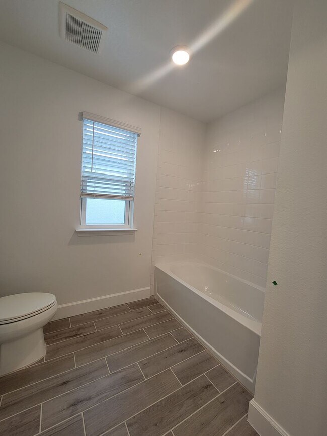 Building Photo - 5 Bedroom Brand New House with Innovative Technology near Winter Park