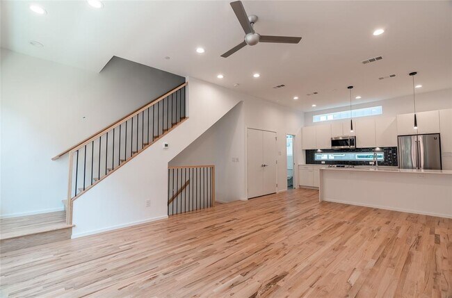 Building Photo - 5931 Ross Ave