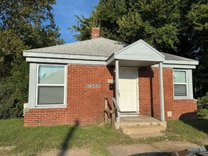Building Photo - "Charming 1-Bedroom Retreat in the Heart o...
