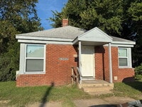 Building Photo - "Charming 1-Bedroom Retreat in the Heart o...