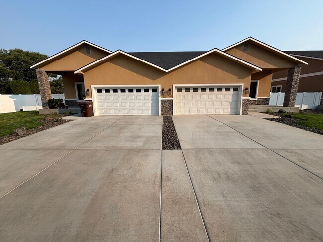 Building Photo - 9007 Palestine Way