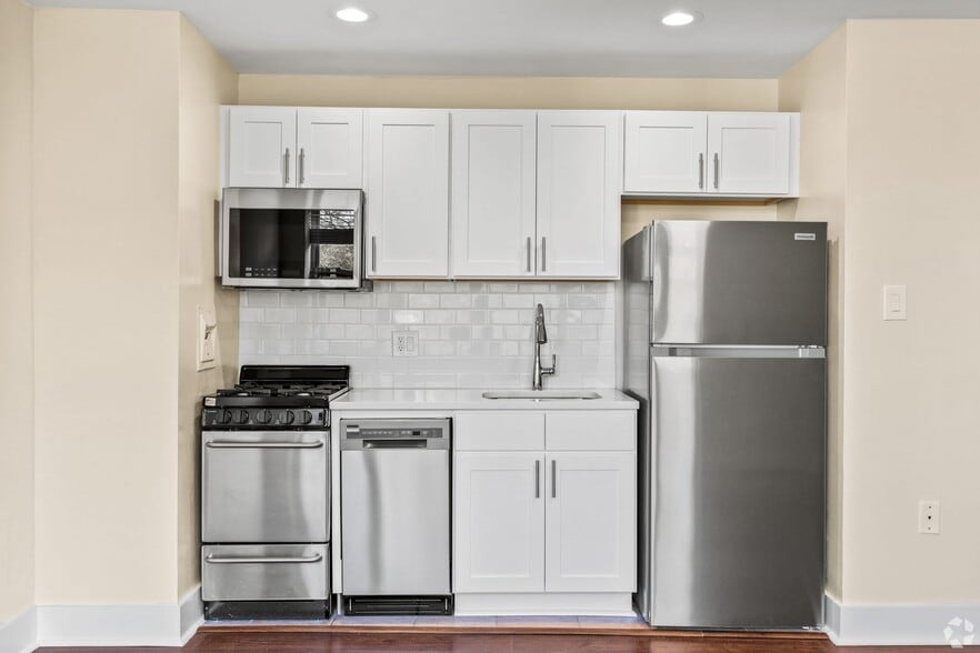 Building Photo - Park East Apartments - Now Offering Furnished Units!