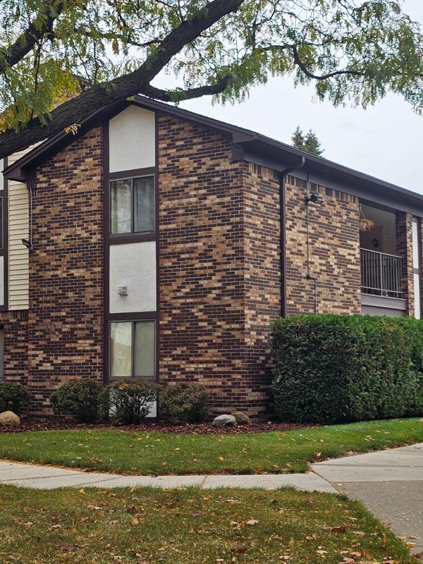 Building Photo - 29936 Utica Rd