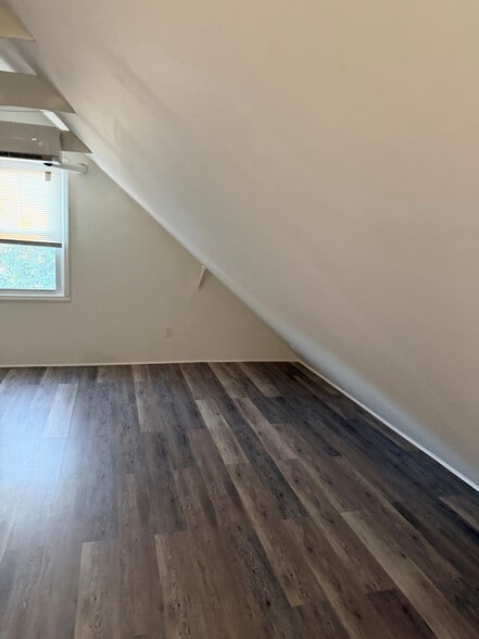 Building Photo - 1428 Hopkins Rd