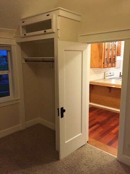 Building Photo - 908 E 8th St