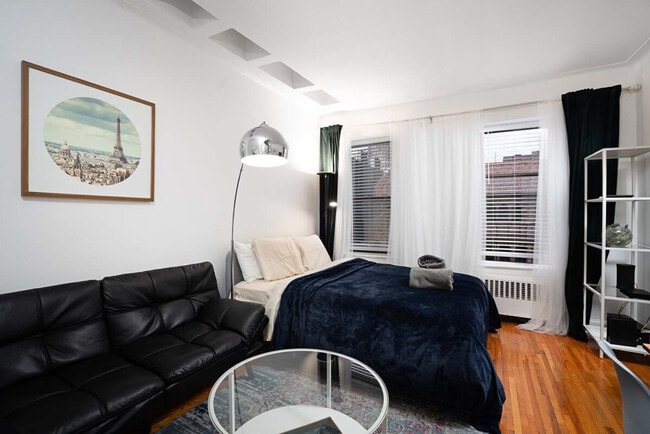 Building Photo - 324 E 75th St