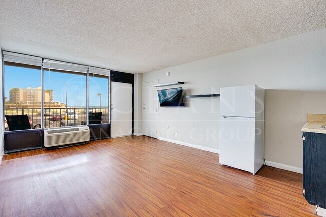 Building Photo - Beachfront Unit in Daytona Beach Shores