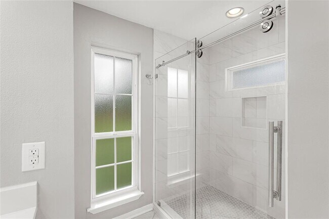 Building Photo - 8402 Pine Shores Dr