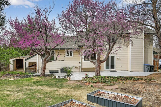 Building Photo - 4BR/4BA Updated Home with Finished Basement Suite & Landscaped Yard