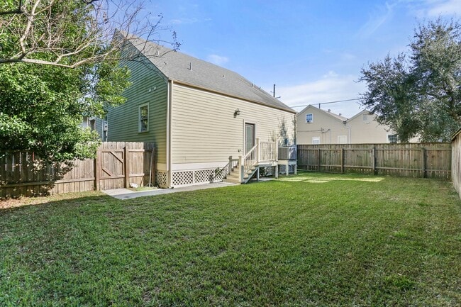 Building Photo - Gorgeous 3BD/3.5BA Uptown Home with A Large Fenced in Backyard