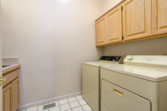 Building Photo - Spacious 3 Bed, 3 Bath Home in Hidden Valley Ranch!